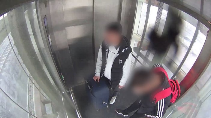 Kocaeli'de asansörde sigara içip güvenlik kamerasına bastı 