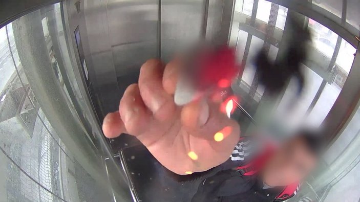 Kocaeli'de asansörde sigara içip güvenlik kamerasına bastı 