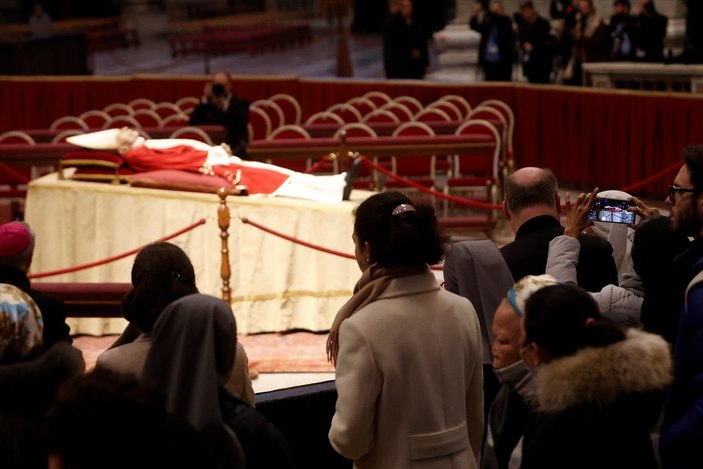 Papa 16. Benediktus'un naaşı ziyaret ediliyor