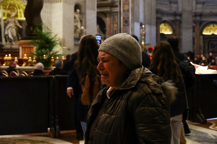 Papa 16. Benediktus'un naaşı ziyaret ediliyor