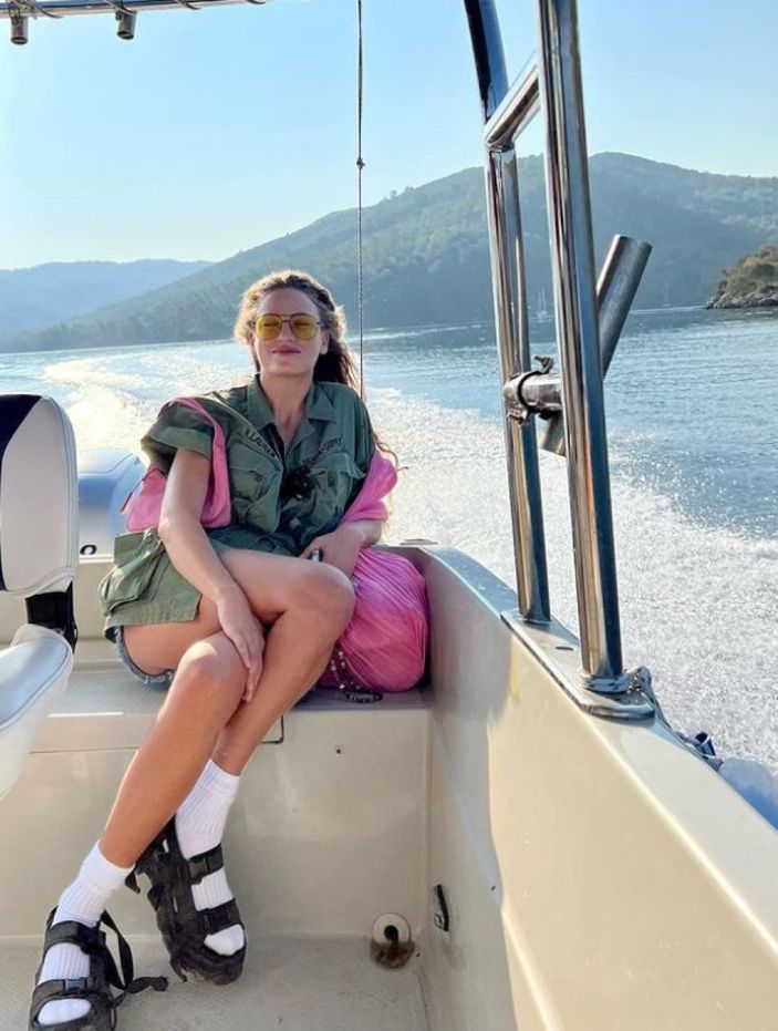 Süper minili pozuyla mest etti! Serenay Sarıkaya'dan çok konuşulan tekne paylaşımı: