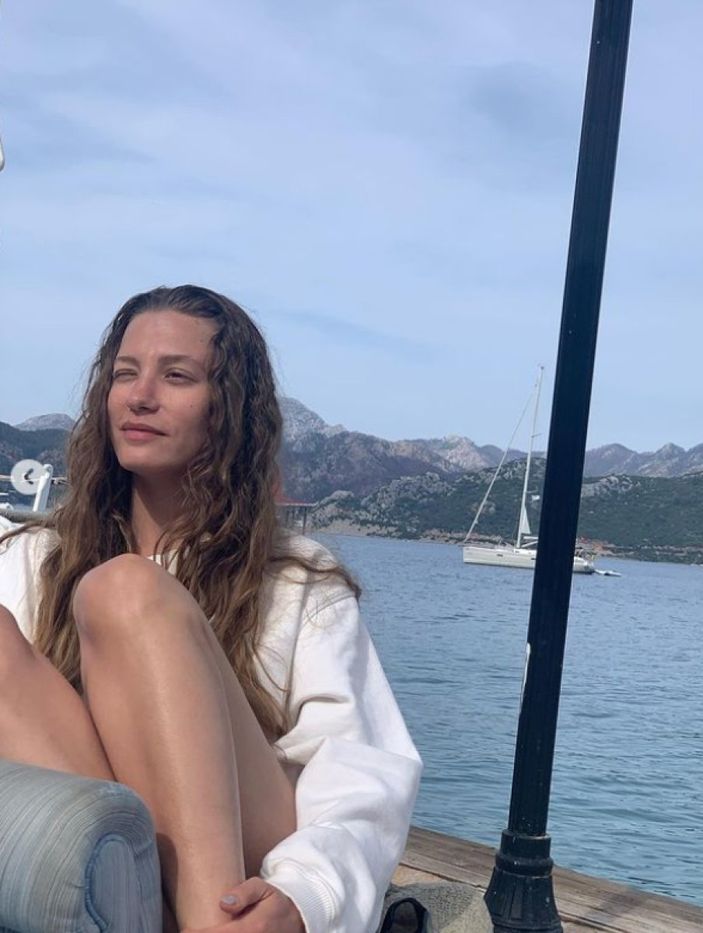 Süper minili pozuyla mest etti! Serenay Sarıkaya'dan çok konuşulan tekne paylaşımı: