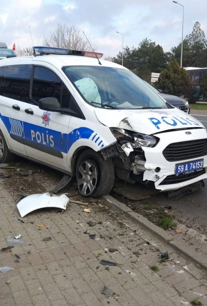 i Tekirdağ'da polis, 'dur' ihtarına uymayan aracı kovalarken kaza yaptı