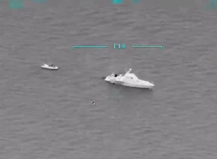 Göçmenleri Türk kara sularına iten Yunan sahil güvenlik botu, İHA ile tespit edildi