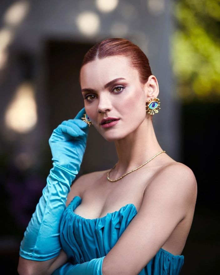 Üç Kız Kardeş'in fettan Mine'si kızıl saçları ve beyaz teniyle güneş banyosu yaptı