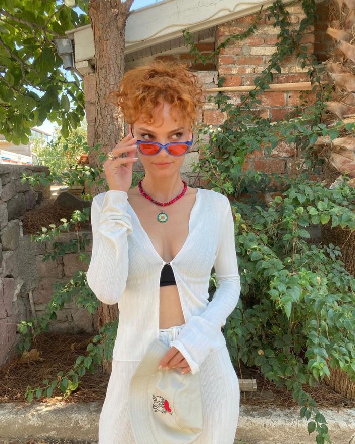 Üç Kız Kardeş'in fettan Mine'si kızıl saçları ve beyaz teniyle güneş banyosu yaptı