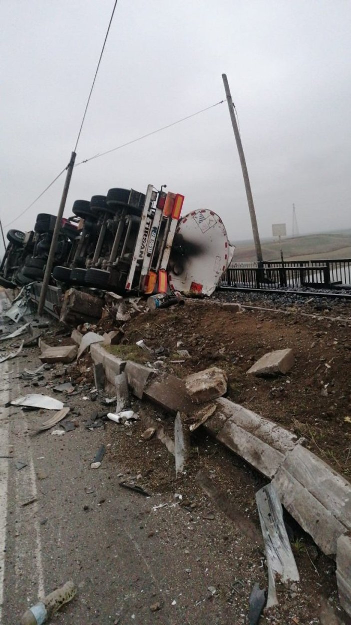 Elazığ’da asfalt yüklü tır devrildi 