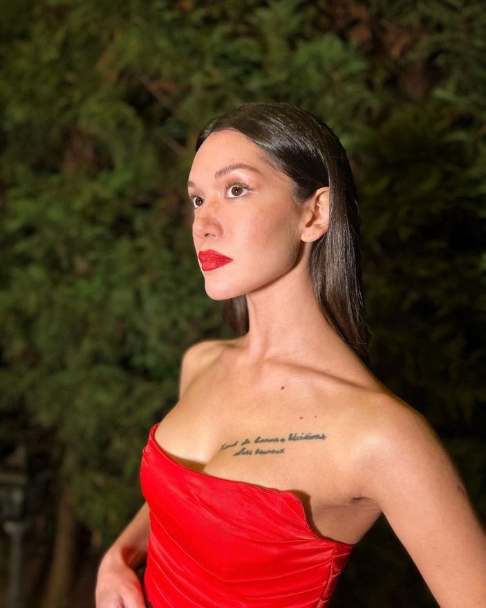 Hazal Subaşı kırmızı ruju ve straplez üstüyle poz verince...'Halis mi bu güzellik'