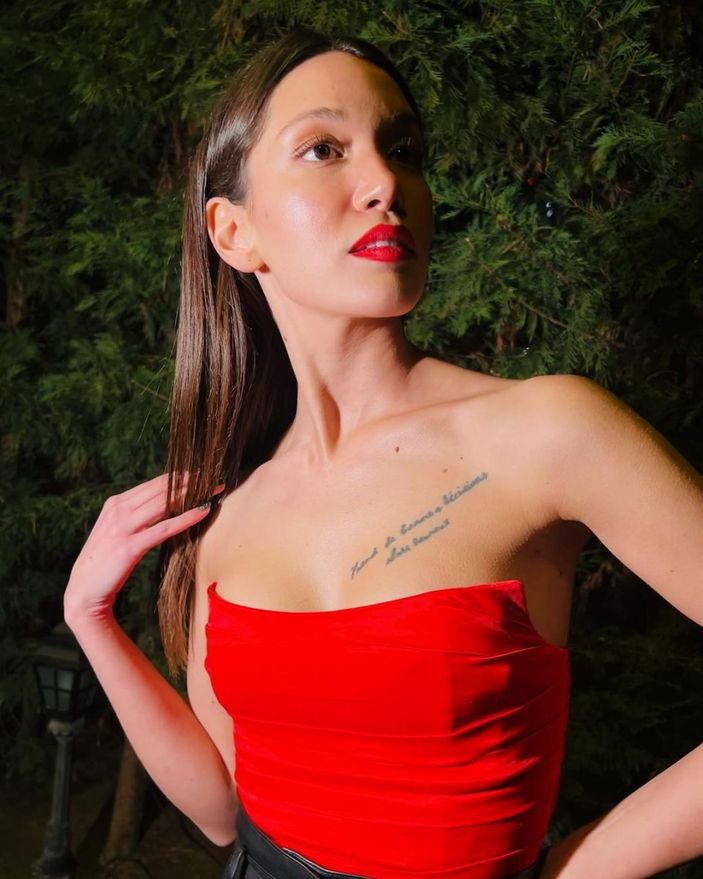 Hazal Subaşı kırmızı ruju ve straplez üstüyle poz verince...'Halis mi bu güzellik'