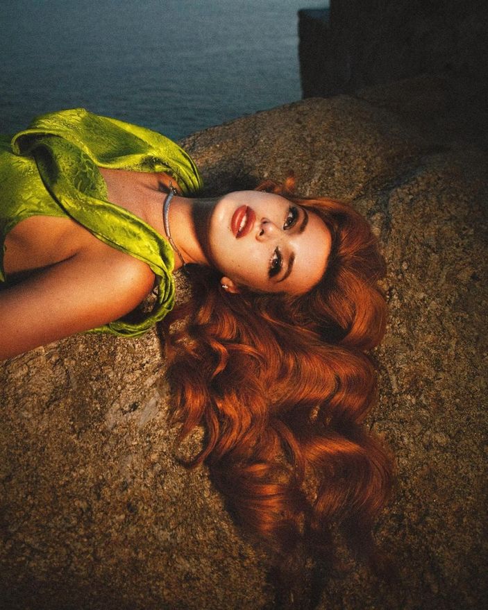 Bella Thorne kayalıklarda öyle pozlar verdi ki... 