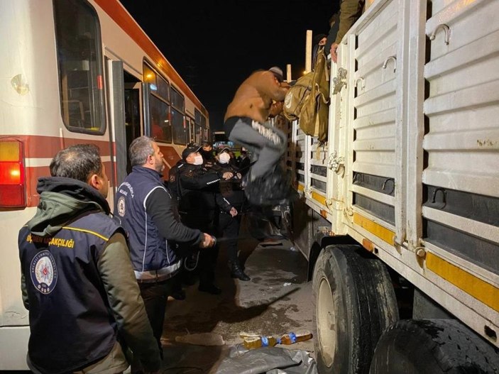 Kocaeli'de tırın dorsesinden 150 düzensiz göçmen çıktı