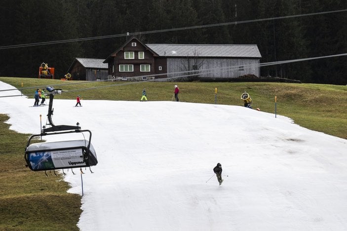 Avrupa'da yağmayan kar yağışı sonucu kayak merkezleri kapatıldı