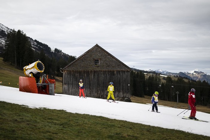 Avrupa'da yağmayan kar yağışı sonucu kayak merkezleri kapatıldı