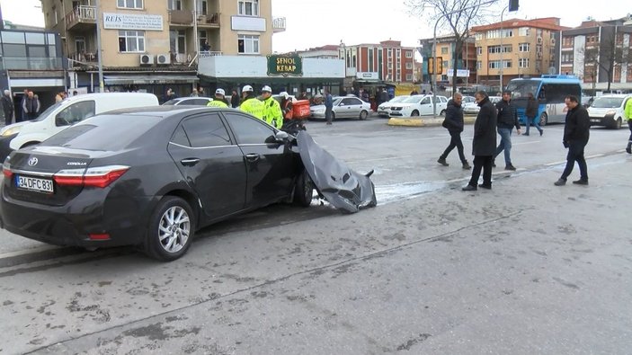 Ataşehir’de takla atan otomobilin lastikleri koptu