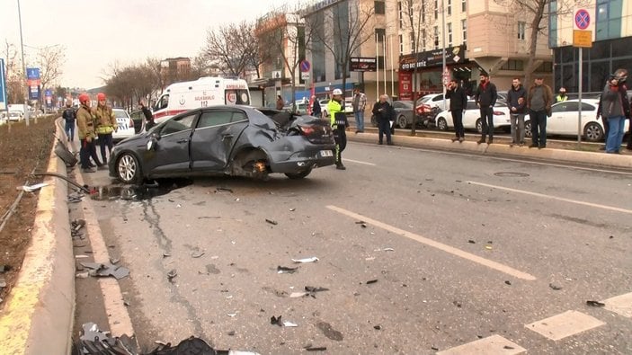 Ataşehir’de takla atan otomobilin lastikleri koptu