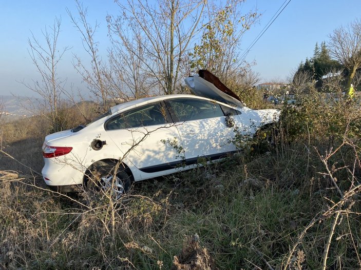 Kocaeli'de ağaca çarpan otomobil 10 metre sürüklendi