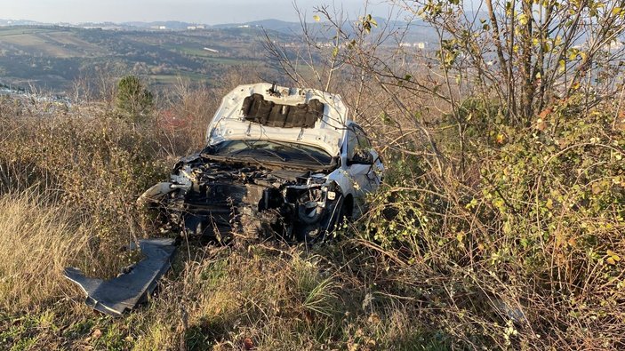 Kocaeli'de ağaca çarpan otomobil 10 metre sürüklendi
