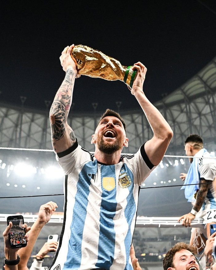Lionel Messi'nin kaldırdığı kupa sahte çıktı