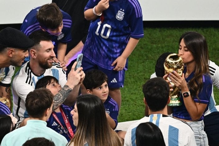 Lionel Messi'nin kaldırdığı kupa sahte çıktı
