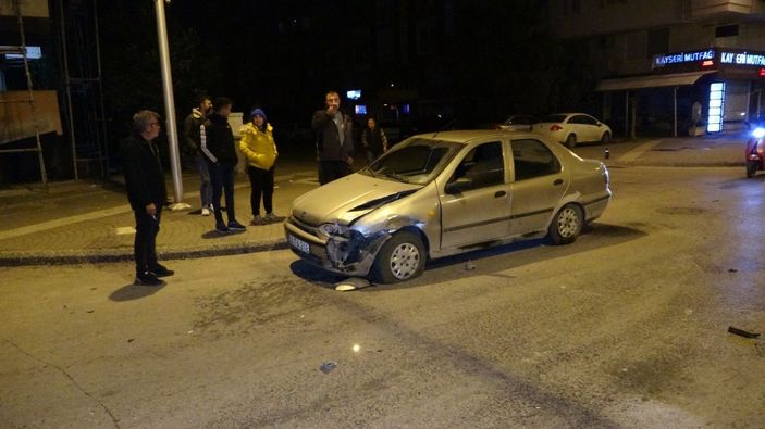 Antalya’da iki otomobil çarpıştı, alkollü sürücü polise zor anlar yaşattı