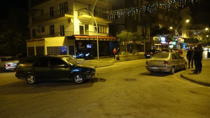 Antalya’da iki otomobil çarpıştı, alkollü sürücü polise zor anlar yaşattı