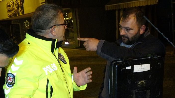 Antalya’da iki otomobil çarpıştı, alkollü sürücü polise zor anlar yaşattı