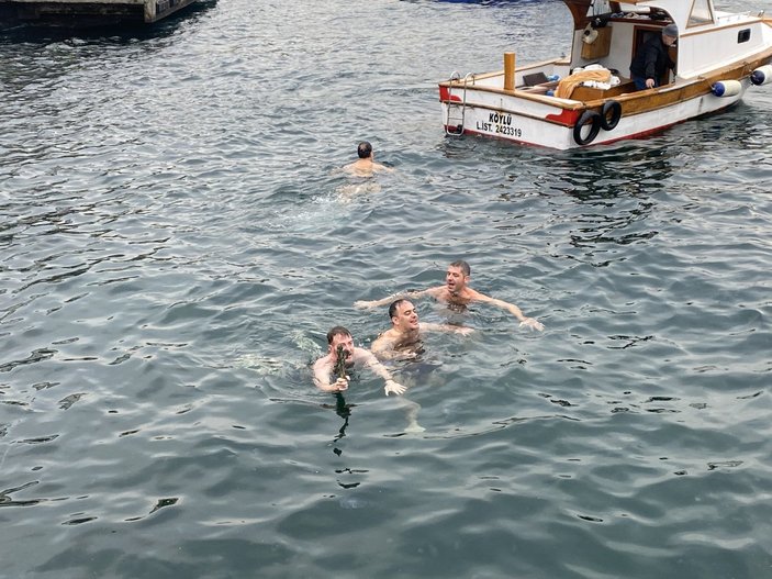 İstanbul’da denizden haç çıkarma töreni yapıldı