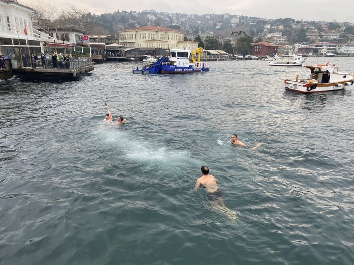 İstanbul’da denizden haç çıkarma töreni yapıldı
