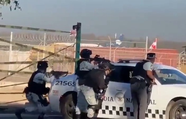 Meksika'da uyuşturucu kartelleri asker ve polisle çatışıyor