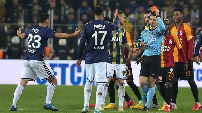 Fenerbahçe-Galatasaray derbisinde kartlar havada uçuşuyor