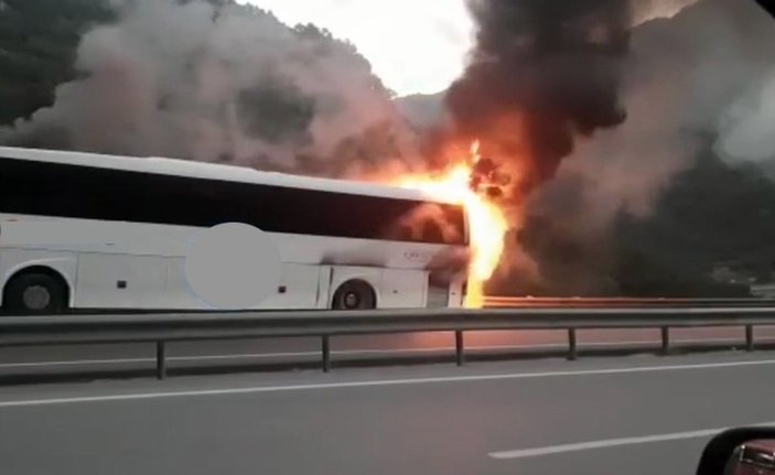 Antalya'da seyir halindeki yolcu otobüsü alev aldı