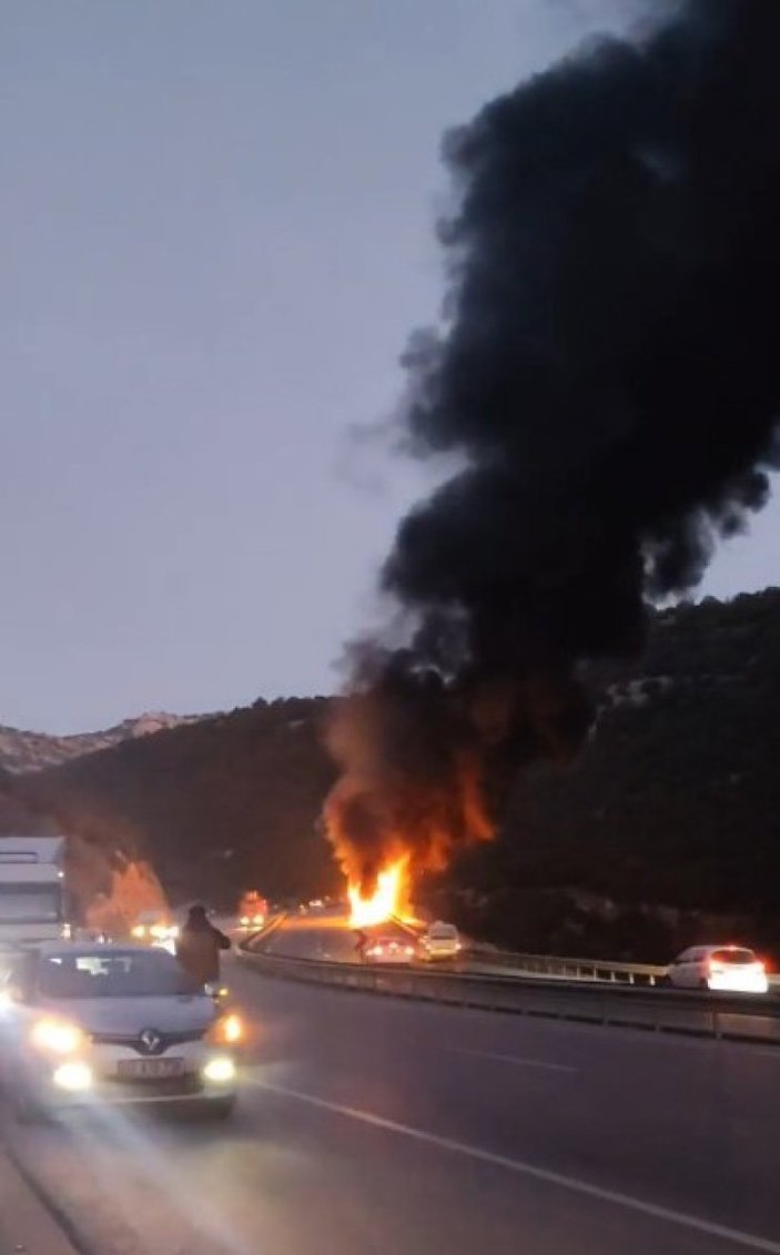 Antalya'da seyir halindeki yolcu otobüsü alev aldı