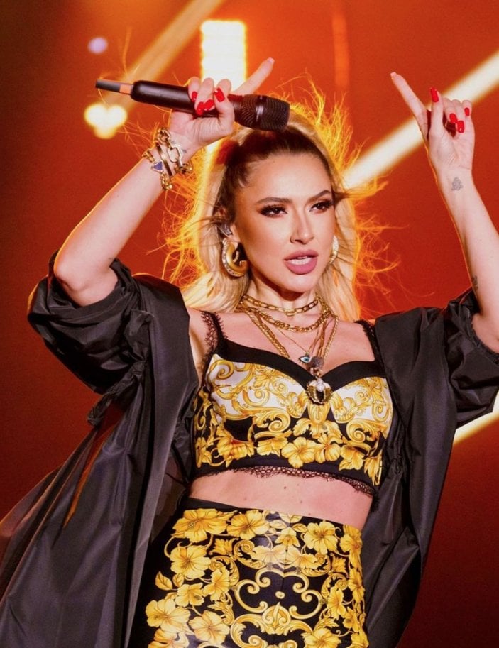 Derin göğüs dekoltesiyle büyüledi! Hadise'den cesur poz: 