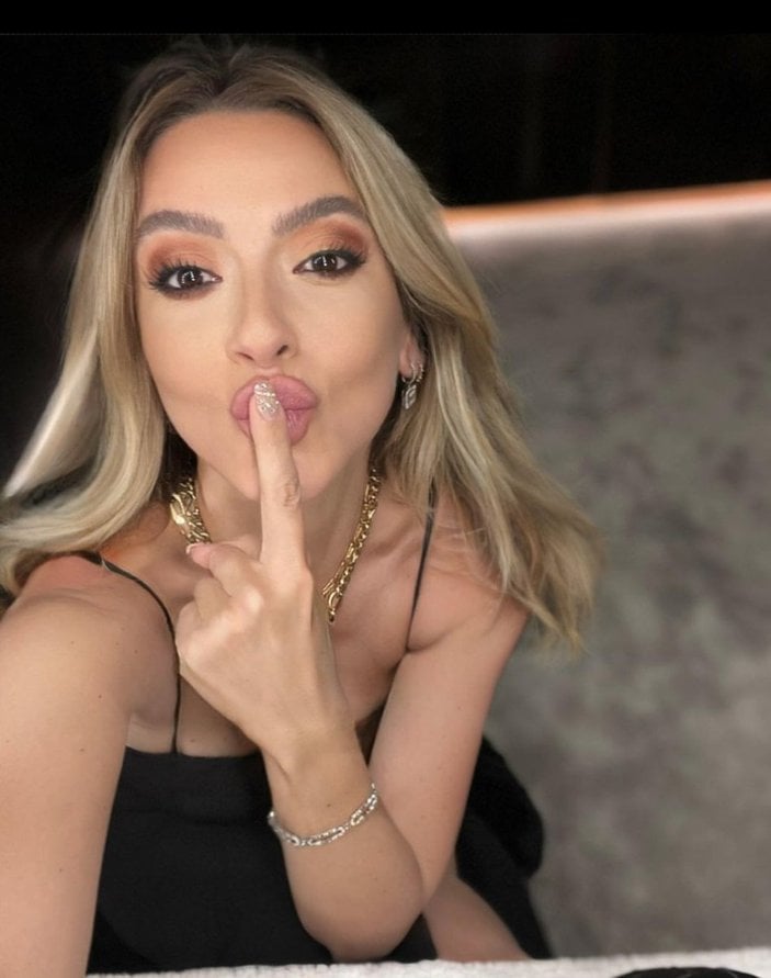 Derin göğüs dekoltesiyle büyüledi! Hadise'den cesur poz: 