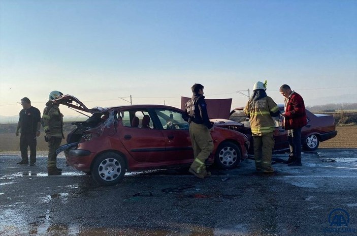 İzmir'de iki otomobil kafa kafaya çarpıştı: 4 yaralı