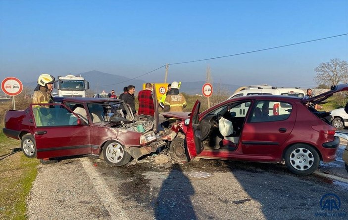 İzmir'de iki otomobil kafa kafaya çarpıştı: 4 yaralı