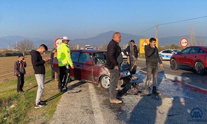 İzmir'de iki otomobil kafa kafaya çarpıştı: 4 yaralı