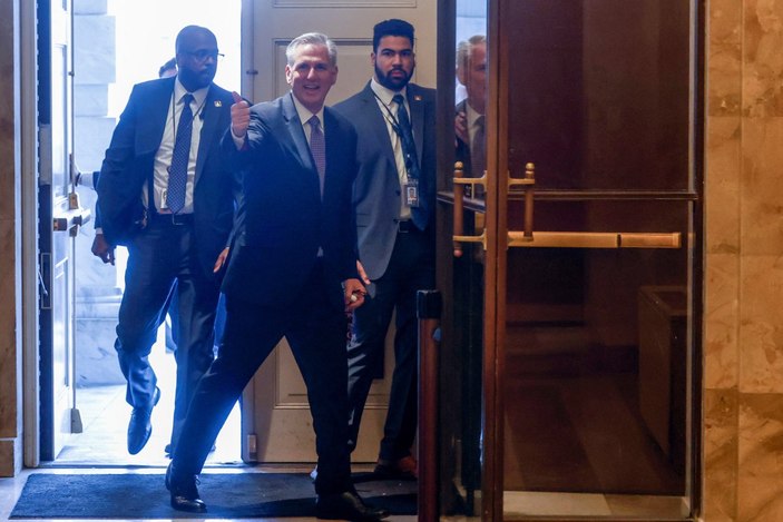 Kevin McCarthy, 15'inci turun sonunda Temsilciler Meclisi Başkanı oldu