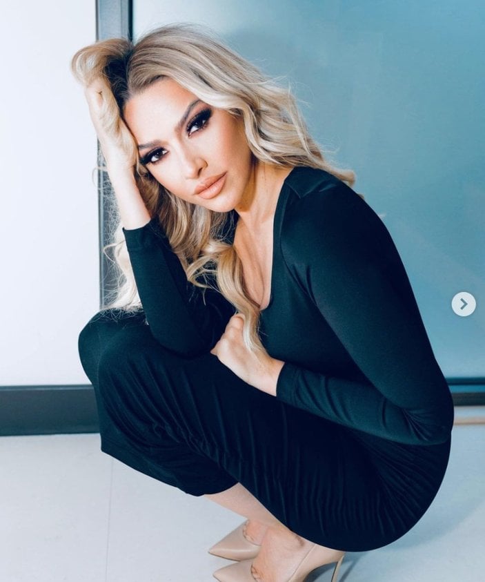 Derin göğüs dekoltesiyle büyüledi! Hadise'den cesur poz: 