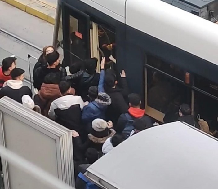 Eskişehir'de lise öğrencilerinden tramvaydaki tacizciye meydan dayağı