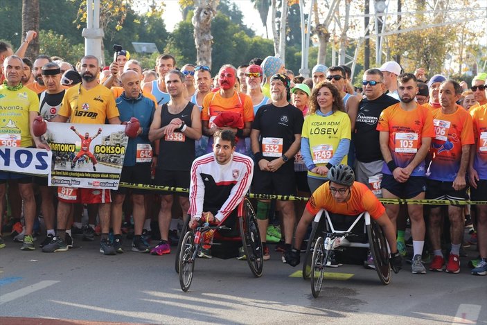 Adana'daki maratonda koşuculara ciğer ikram edildi