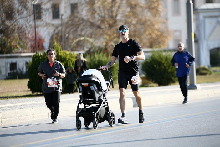 Adana'daki maratonda koşuculara ciğer ikram edildi