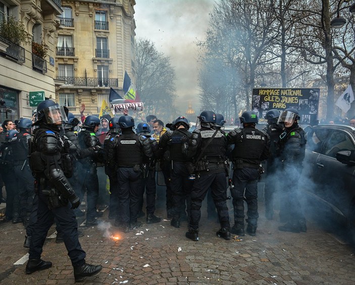 Fransa’da sarı yelekliler yeniden sokaklara indi