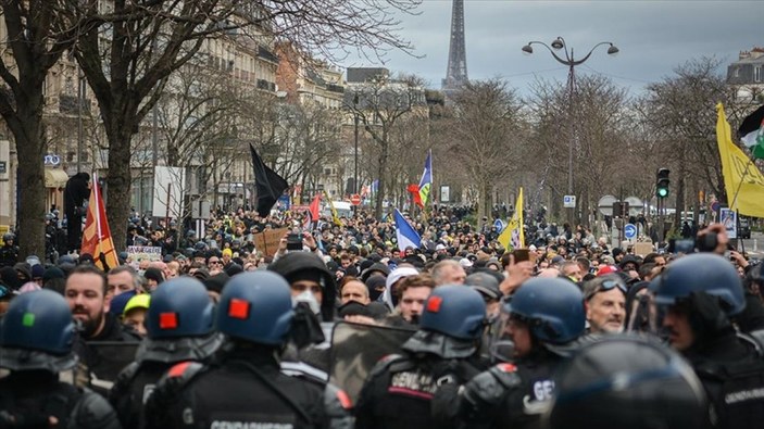 Fransa’da sarı yelekliler yeniden sokaklara indi