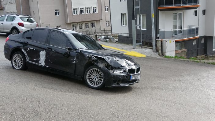 Sinop’ta kaza yaptı, aracı yol ortasında bırakıp kaçtı