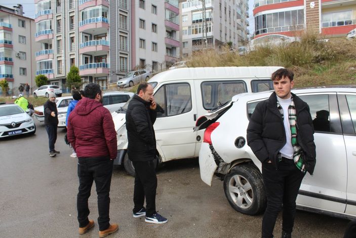 Sinop’ta kaza yaptı, aracı yol ortasında bırakıp kaçtı