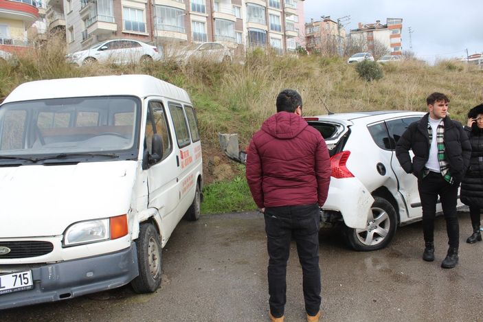 Sinop’ta kaza yaptı, aracı yol ortasında bırakıp kaçtı