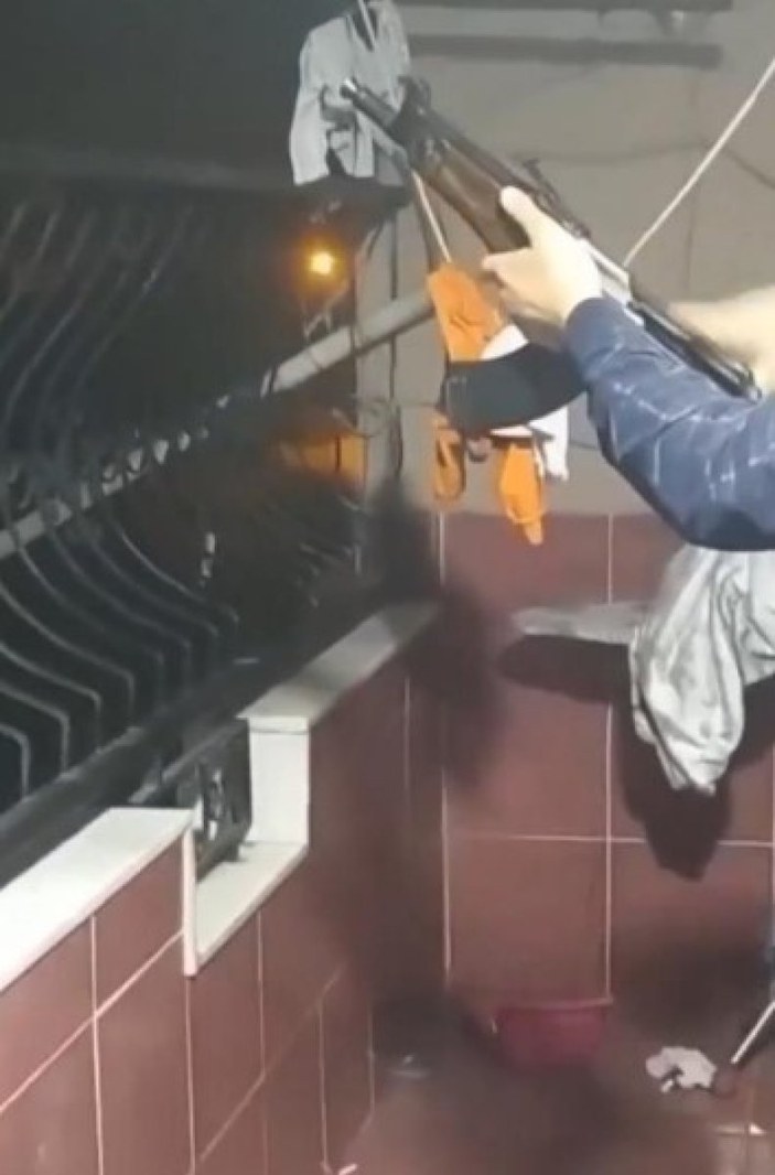Adana'da bir maganda kalaşnikofla balkondan havaya ateş açtı