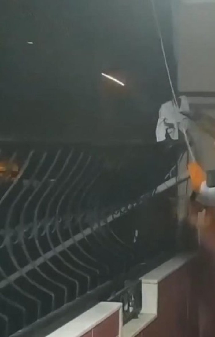 Adana'da bir maganda kalaşnikofla balkondan havaya ateş açtı