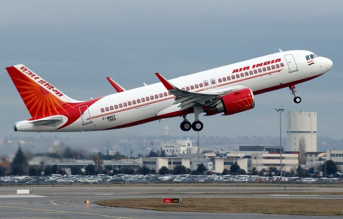 Hindistan uçağında yolcunun üzerine pisleyen kişi yakalandı